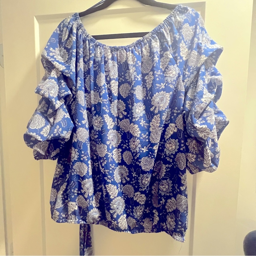 Vince Camuto puff sleeve floral blouse like new, never worn.  Size XL